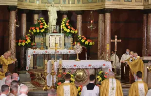 Archbishop Stanislaw Gądecki renews the consecration of Poland to the Sacred Heart at the Basilica of the Sacred Heart of Jesus in Kraków, June 11, 2021. episkopat.pl